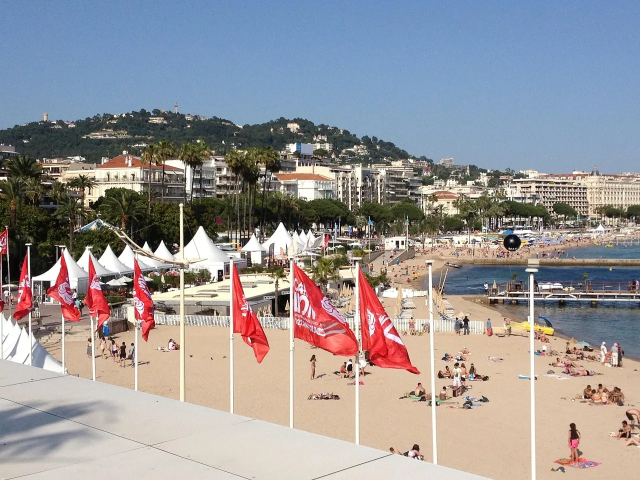 600 professionnels du cinéma dénoncent la mainmise de Vincent Bolloré sur le secteur avant le Festival de Cannes