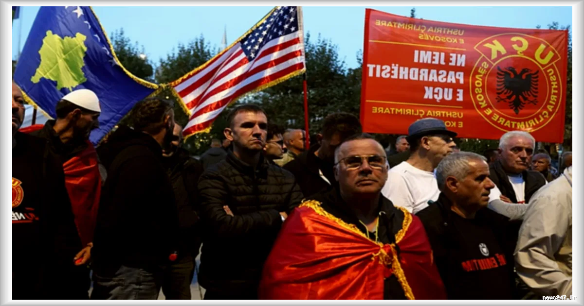 Affrontements entre manifestants et police à Pristina après une lecture de amendements visant à limiter les pouvoirs des Chambres spécialisées du Kosovo