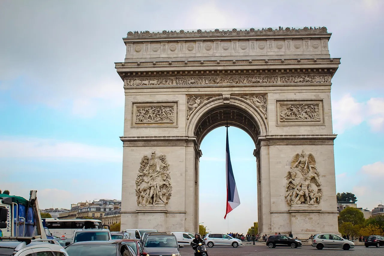 Agression d'un gendarme à proximité de l'Arc de Triomphe : l'assaillant décède des suites de ses blessures