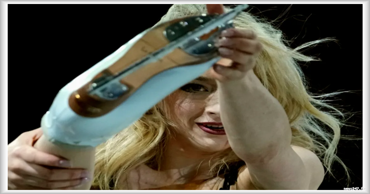 Amber Glenn, cheffe de file des patineuses artistiques américaines, aux Mondiaux de Prague