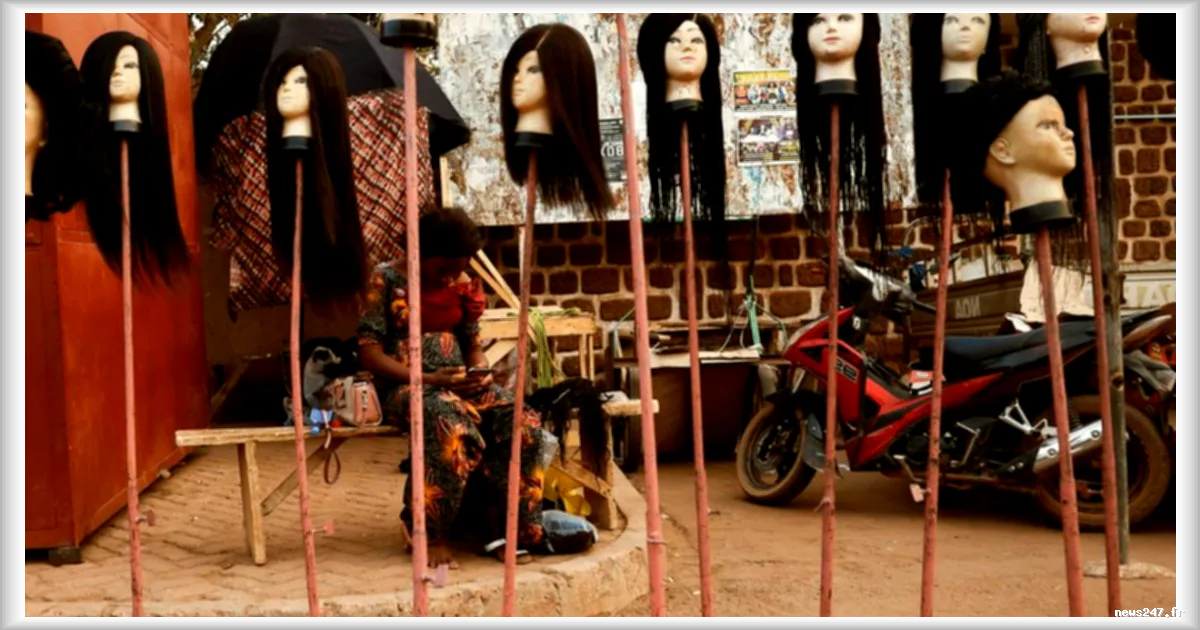 Au Burkina Faso, la popularite croissante des perruques comme alternative pratique aux coiffeurs traditionnels