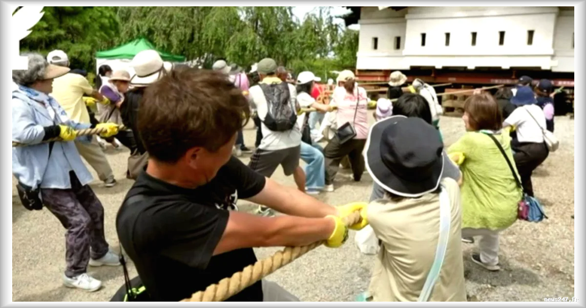 Au Japon, des milliers de volontaires déplacent un château du XVIIe siècle à la force des bras