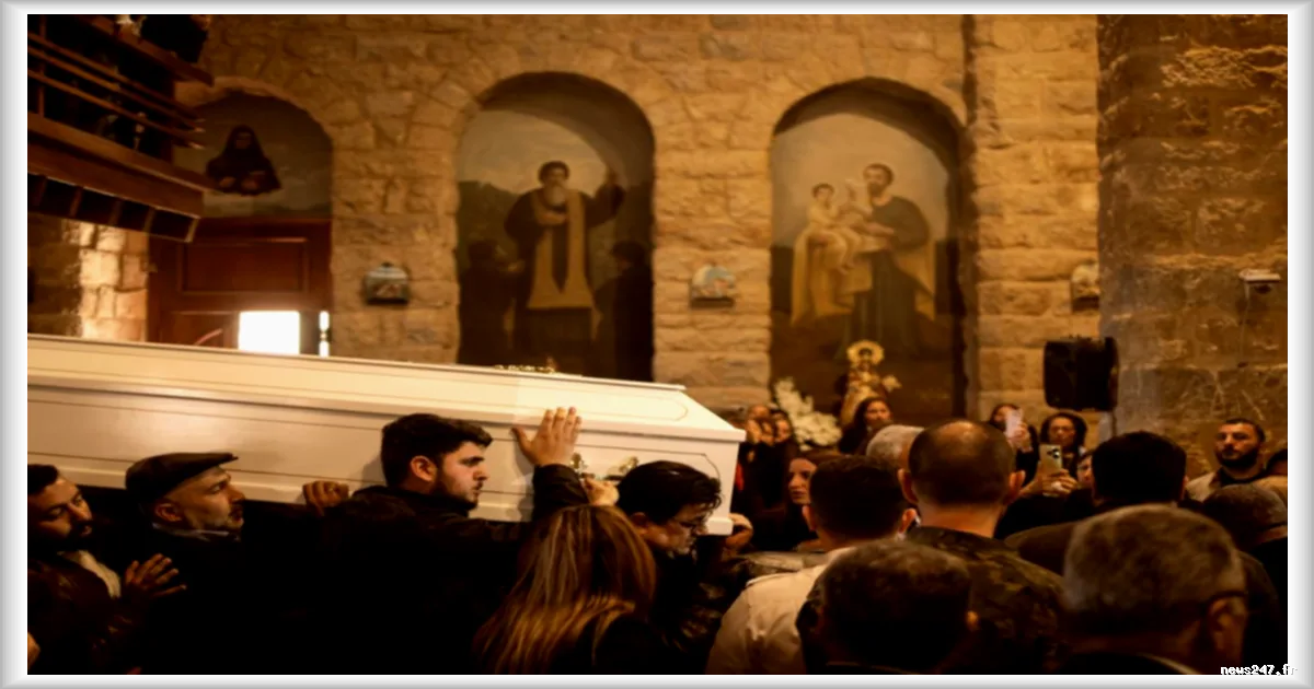 Au Liban, funérailles du curé de Qlayaa après une tragique attaque lors d'un conflit israélo-libanais