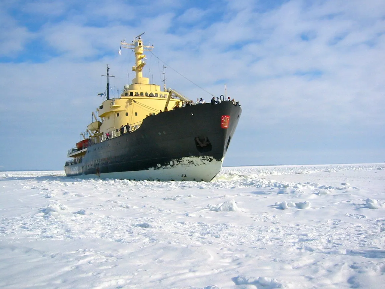 Bartłomiej Kubkowski réussit la traversée de la mer Baltique à la nage en 55 heures, un exploit inédit