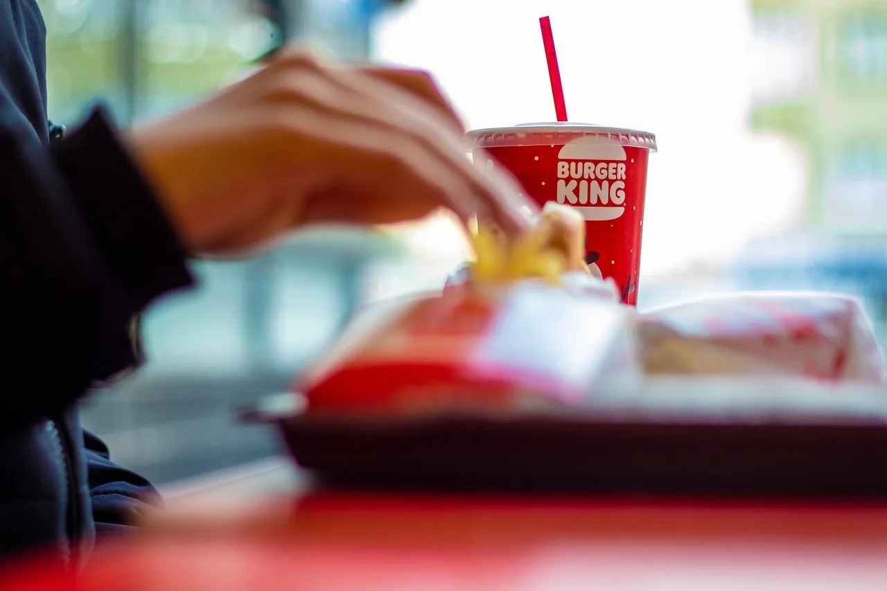 Burger King parodie la campagne publicitaire du collier IA Friend.com