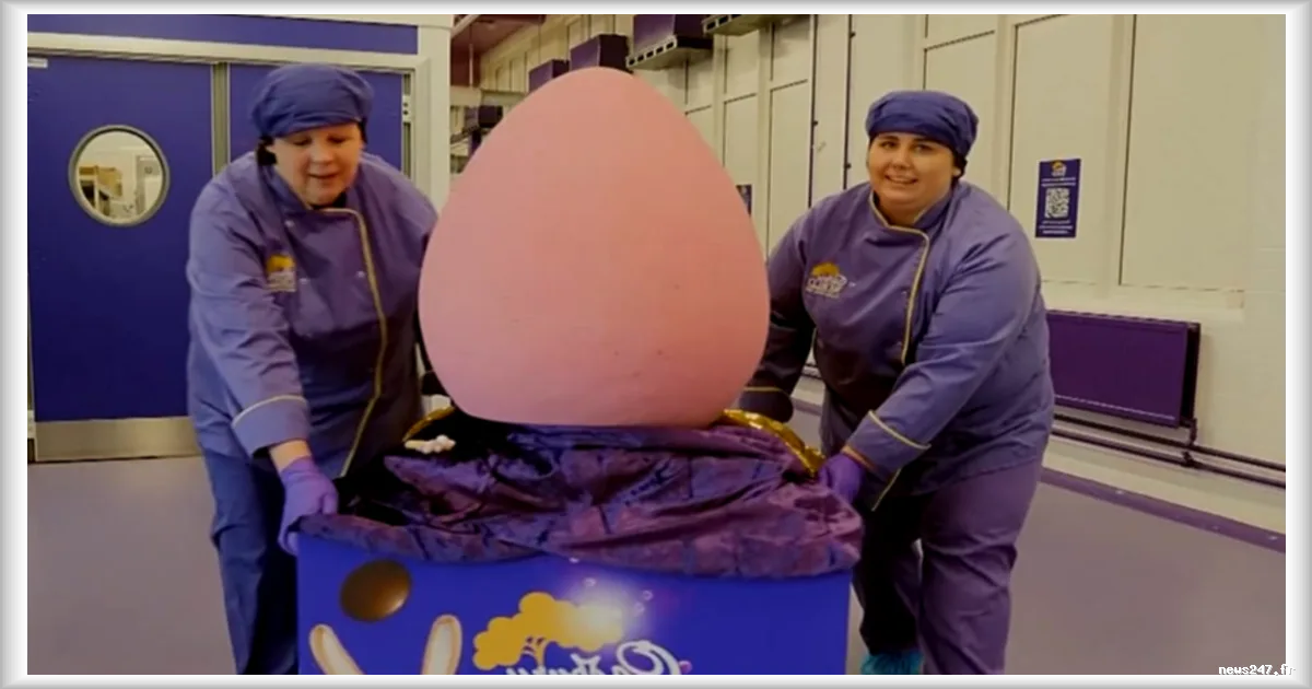 Cadbury dévoile un énorme Mega Mini Egg de 55 kg pour Pâques au Cadbury World de Birmingham