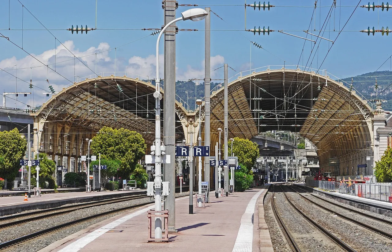 Canicules et réseau ferroviaire : la SNCF face à l’urgence d’adapter son matériel