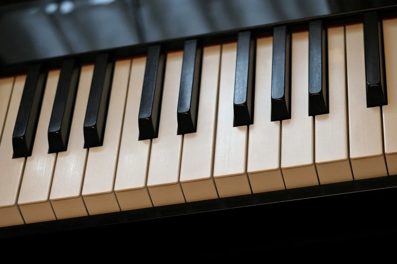 Claudine Simon revisite le piano en construisant une ville imaginaire traversée par un petit train