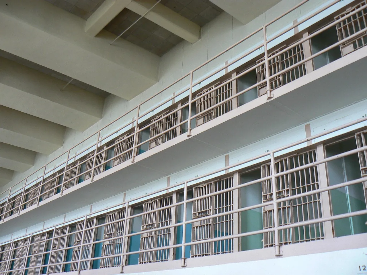 Contrôleure des lieux de privation de liberté : « des retards, voire l’absence de réponses » des ministères face aux recommandations