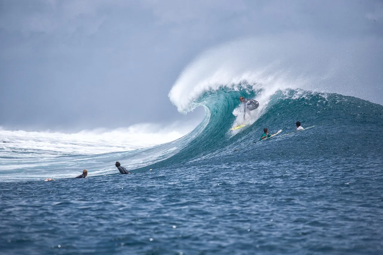 Dakar : le surf qui redonne le goût de l'école aux jeunes filles