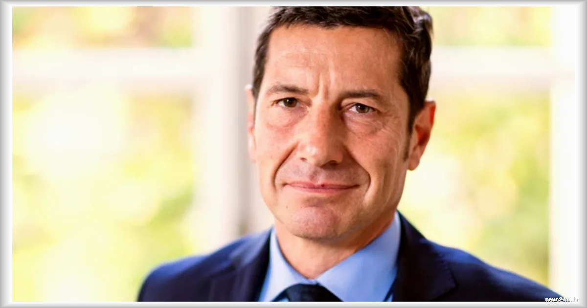 David Lisnard présente son plan anti-bureaucratie avec une mise en scène symbolique