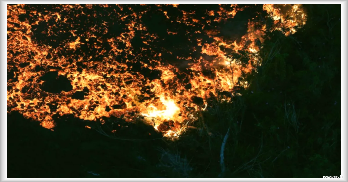 Des coulées de lave bloquent la route nationale à La Réunion après l'éruption du piton de la Fournaise