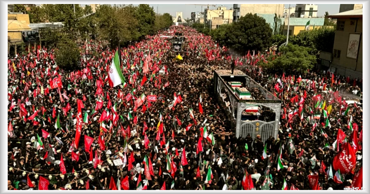 Des milliers de fidèles rendent hommage au cercueil d'Ali Khamenei à Najaf