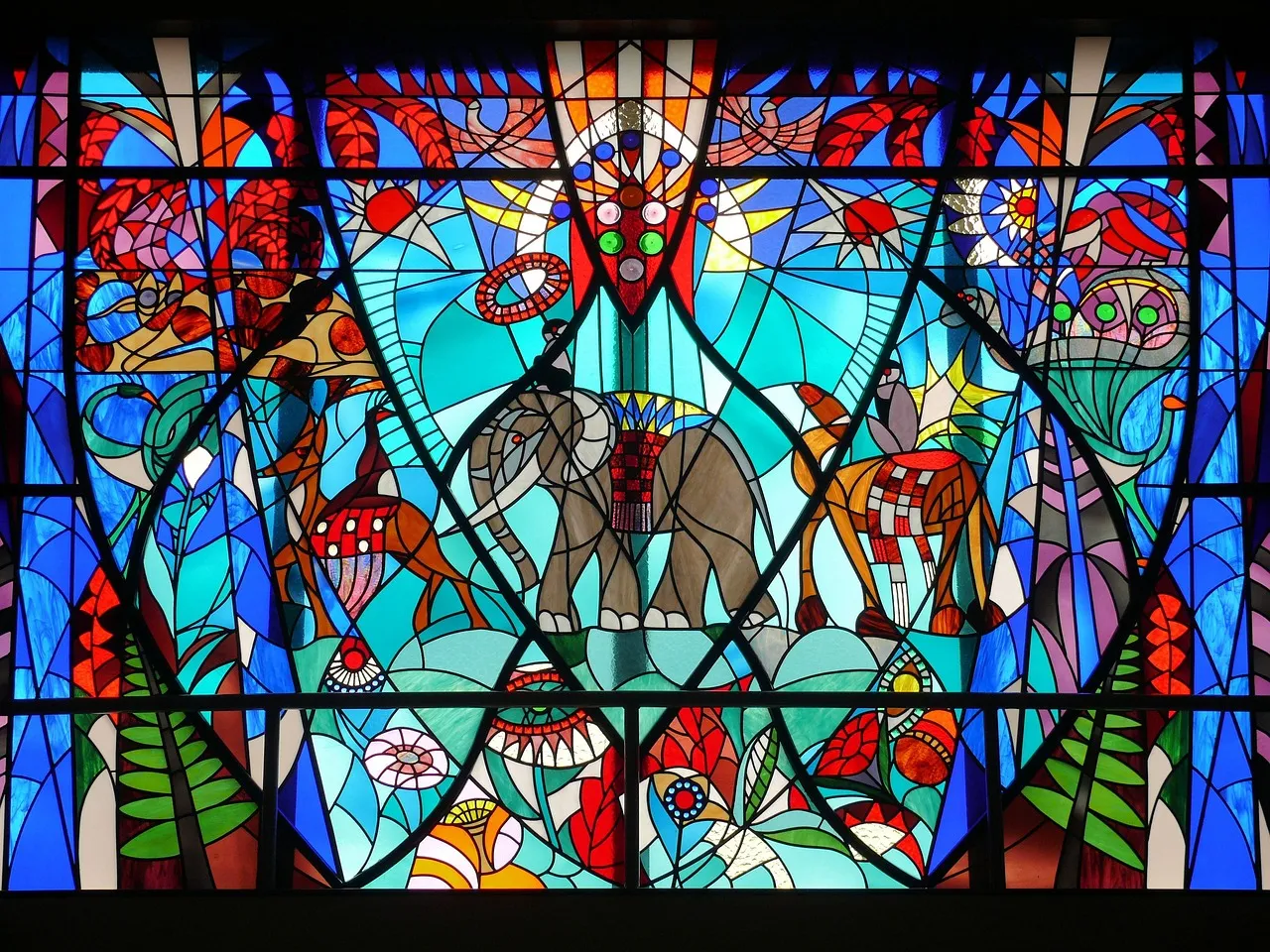 Dix-huit panneaux médiévaux exceptionnels réunis à Troyes : une exposition unique sur les vitraux du XIIe siècle