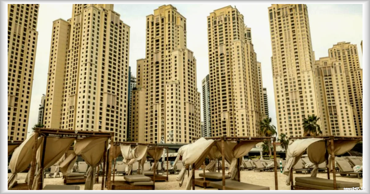 Dubaï face aux défis de la guerre et de la fuite des capitaux selon Courrier International