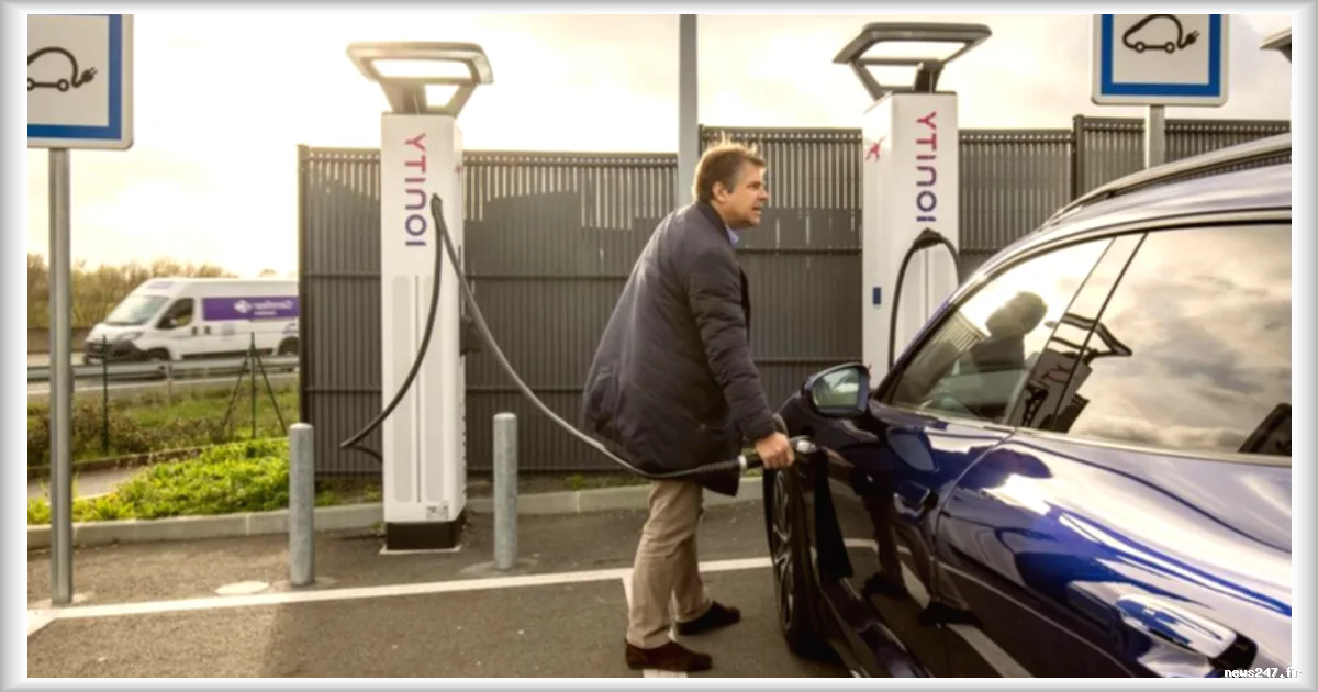 Emmanuel Macron annonce le déploiement de 240 000 bornes de recharge pour véhicules électriques d’ici 2030