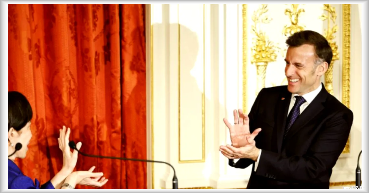 Emmanuel Macron imite le geste de Dragon Ball lors d'une conférence de presse avec la première ministre japonaise