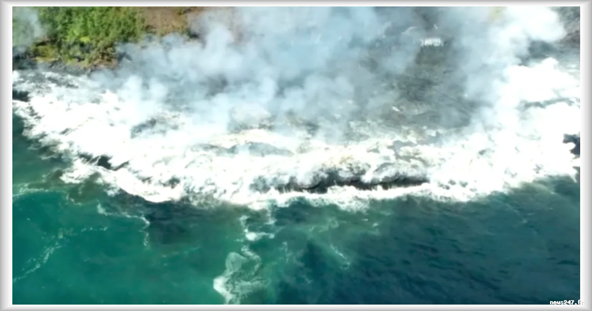 Éruption du Piton de la Fournaise à La Réunion : un phénomène spectaculaire de lave se déversant dans l'océan