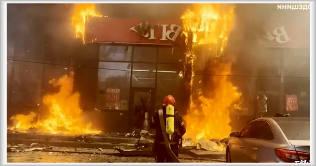 Frappe russe à Odessa : 11 blessés dont deux enfants, un incendie ravage des commerces