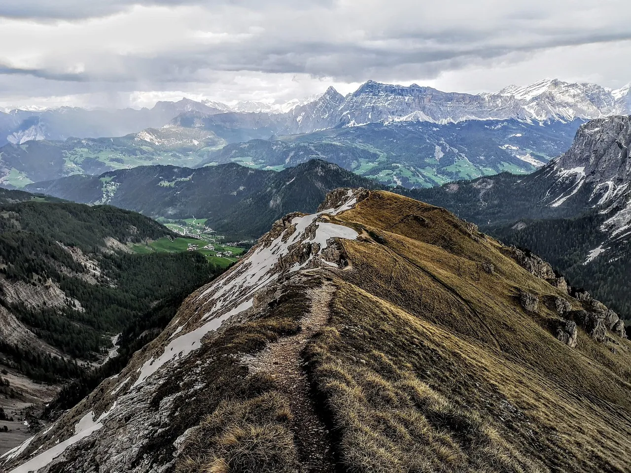Fulguration en montagne : brûlures et séquelles cardiaques, les risques des orages estivaux