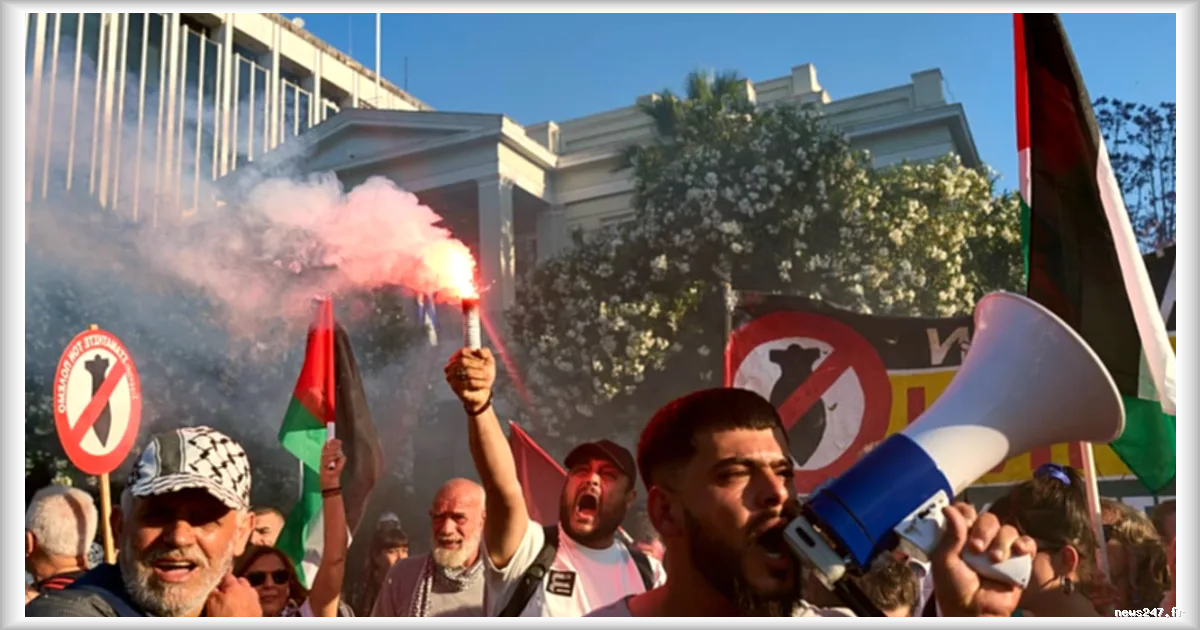 Grèce : des manifestants défilent à Athènes devant l'ambassade d'Israël