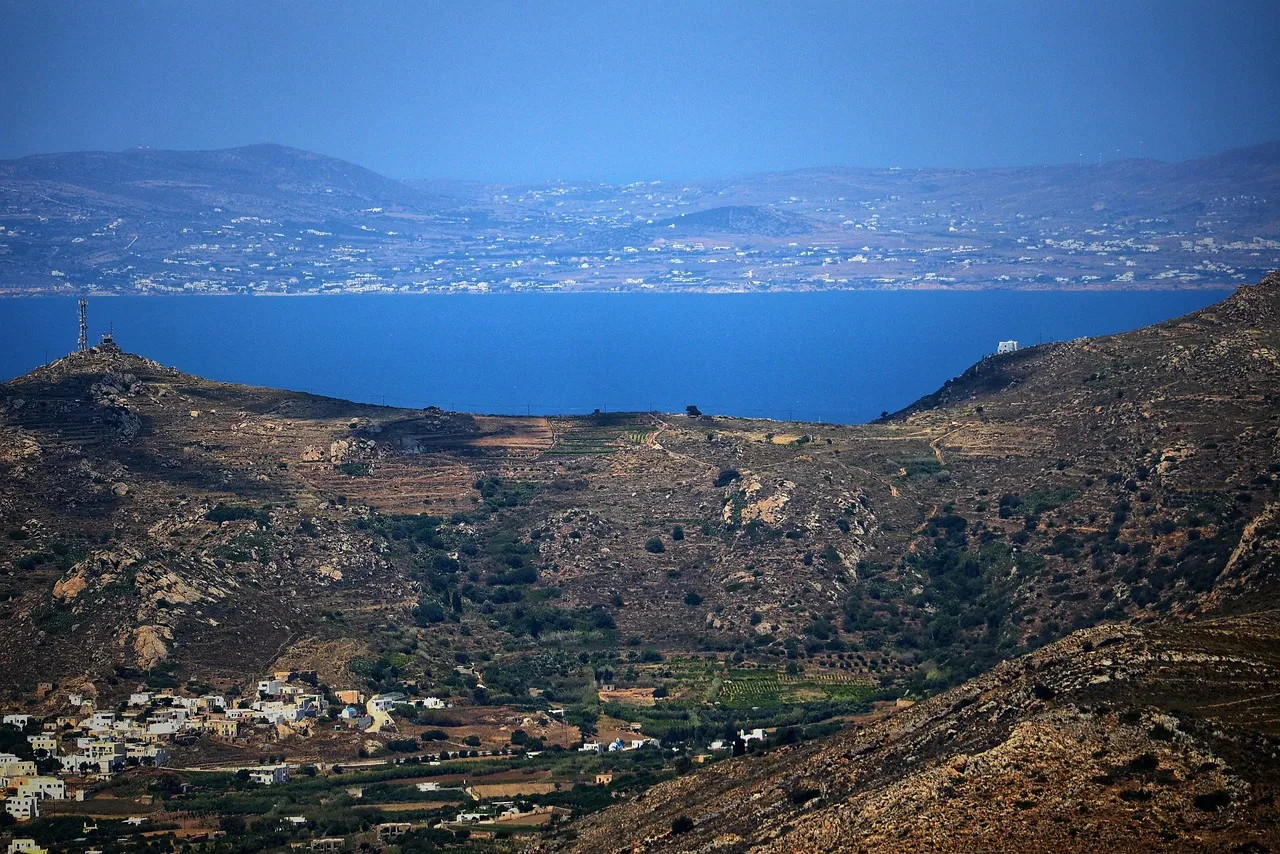 Grèce : neuf localités évacuées sur l'île de Paros en raison d'un incendie majeur