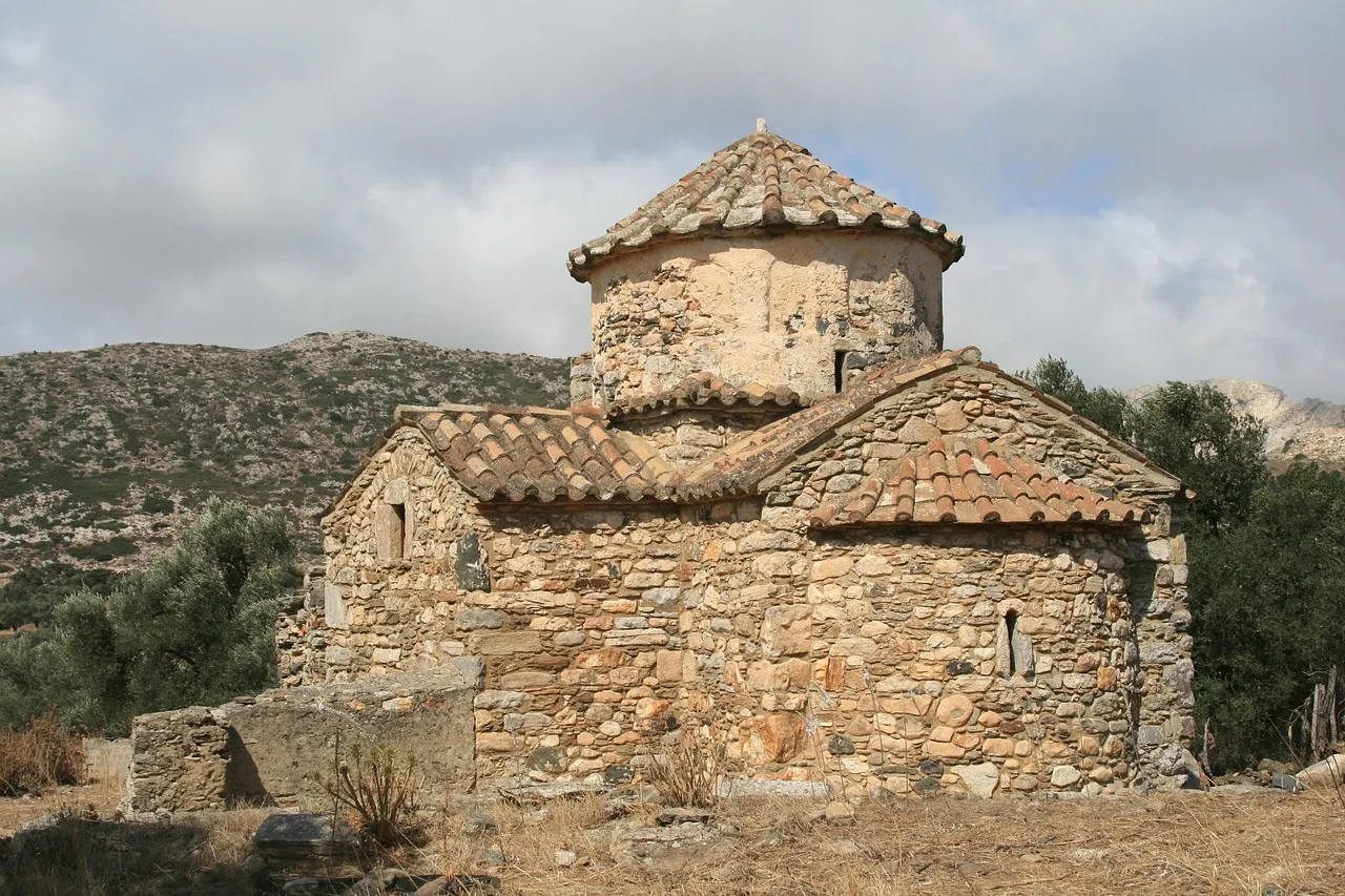 Grèce : neuf localités évacuées sur l'île de Paros en raison d'un incendie majeur
