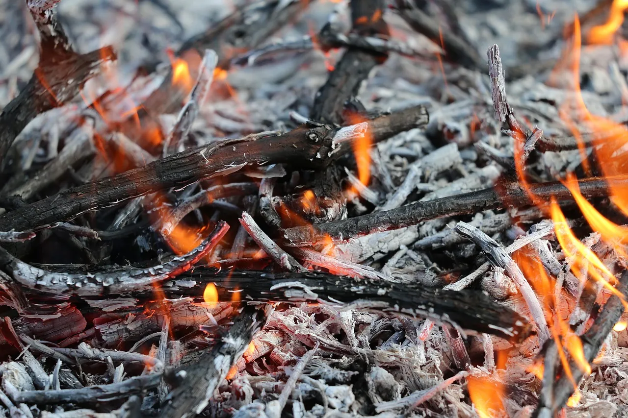 Incendie dans un site militaire en Russie suite à une attaque de missiles : les habitants évacués