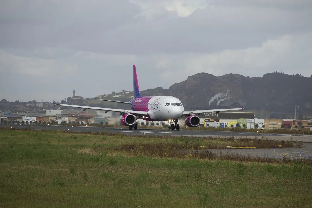 Incident à bord d'un avion : un appareil de Wizz Air contraint de faire demi-tour en urgence après détection de fumée