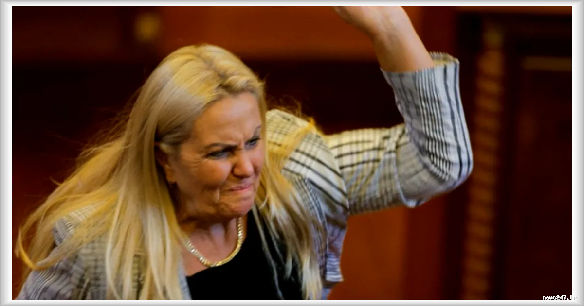 Incident au Parlement du Kosovo : une députée de l'opposition lance des œufs sur le Premier ministre Albin Kurti