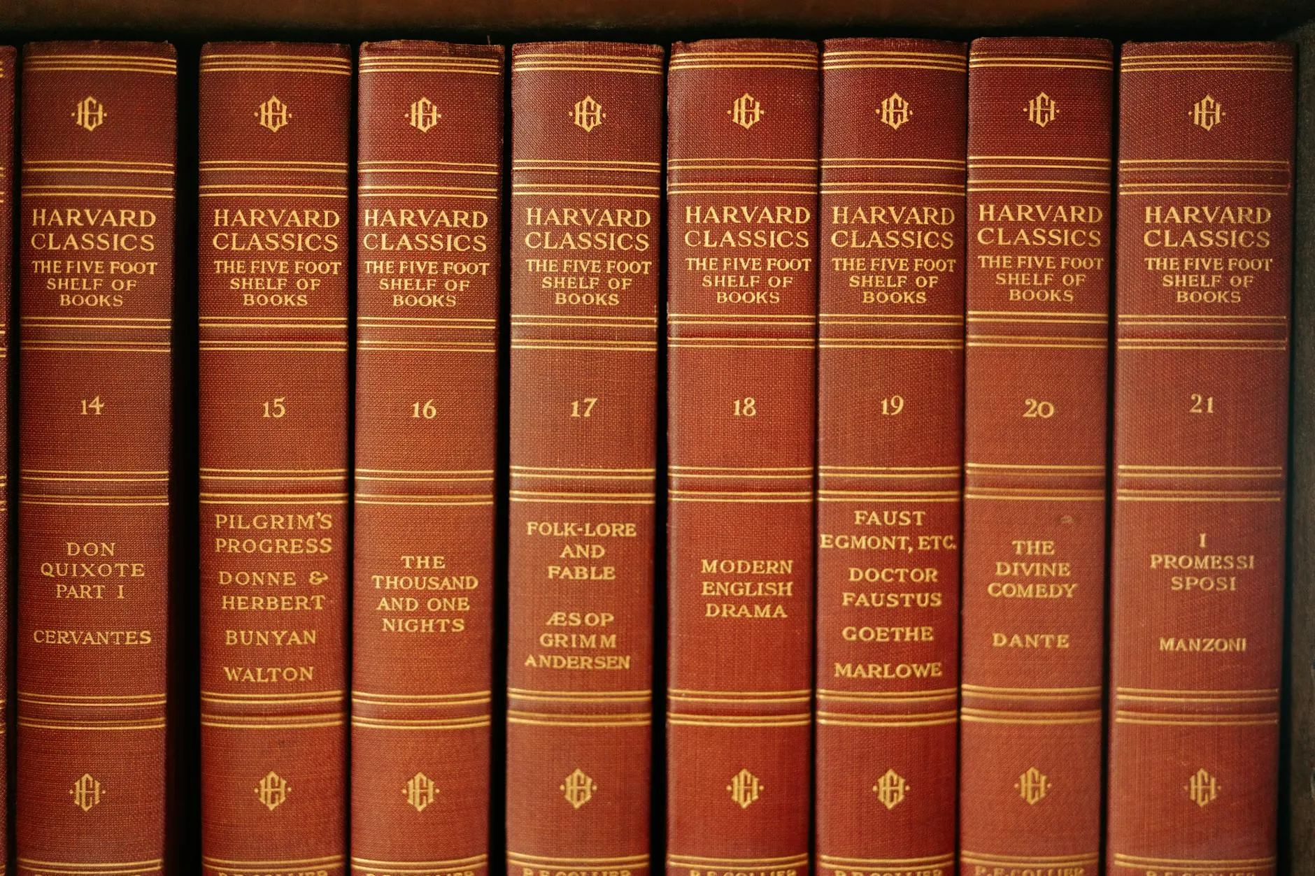 Intervention des secours suite à des tirs iraniens provoquant un incendie au centre d'Israël