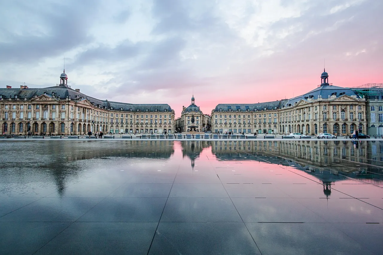 La disgrâce politique, miroir des chutes de pouvoir dans l’histoire