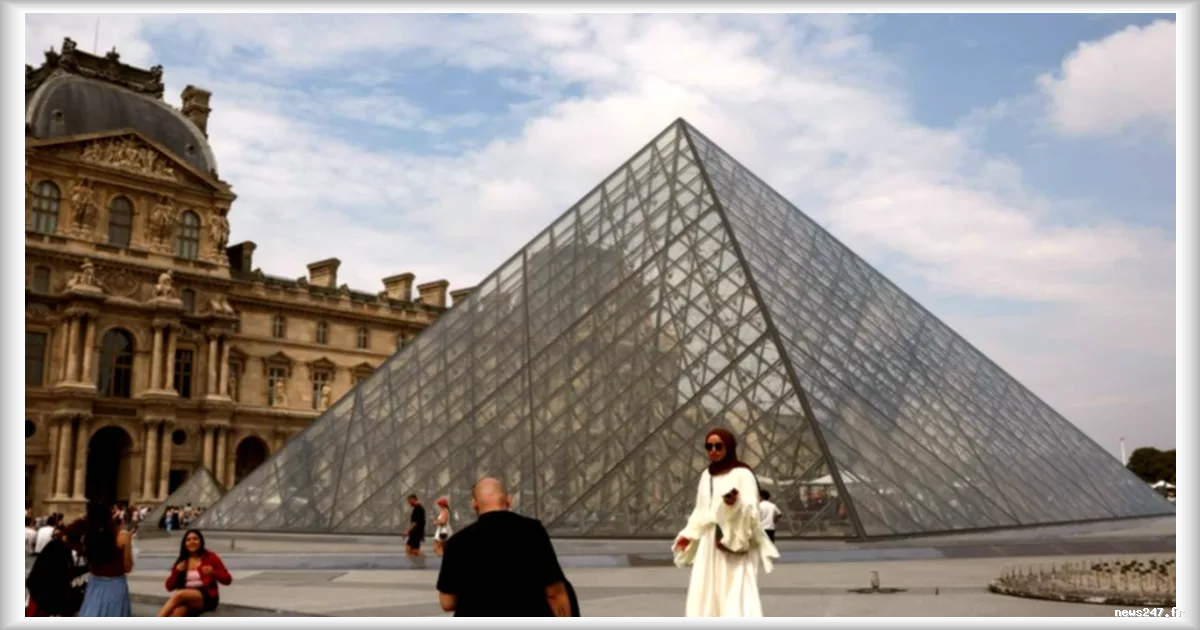 La galerie d'Apollon du Louvre rouvre ses portes mercredi sans vitrines ni bijoux exposés