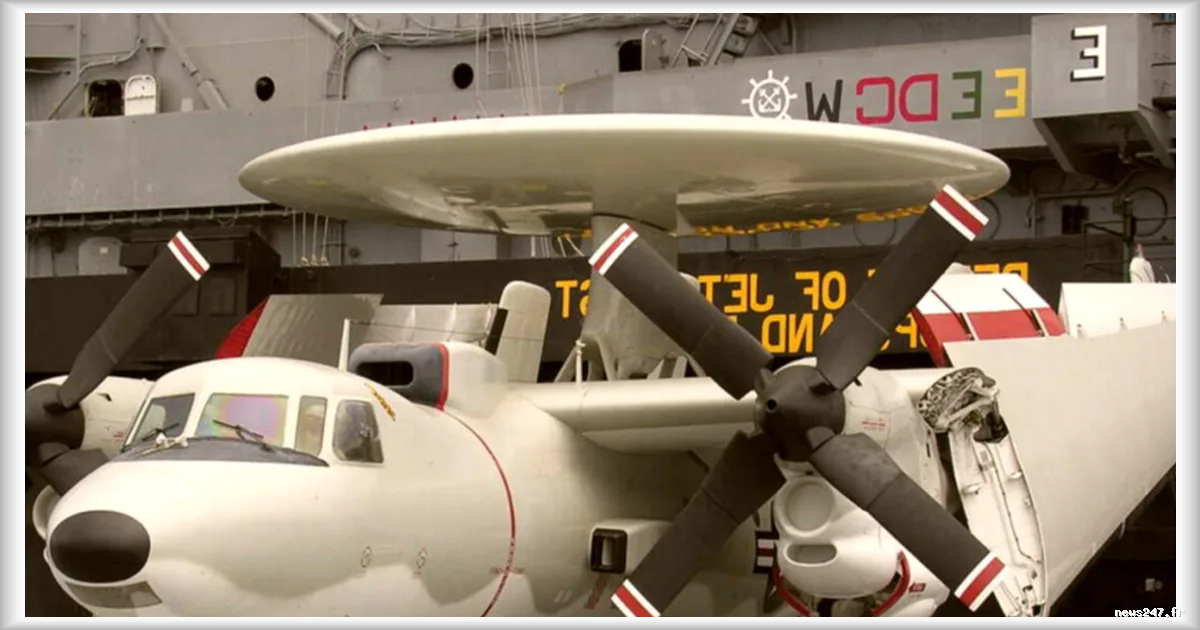La Marine nationale prolonge un avion radar E-2C Hawkeye jusqu'en 2032 pour assurer la transition vers l'E-2D