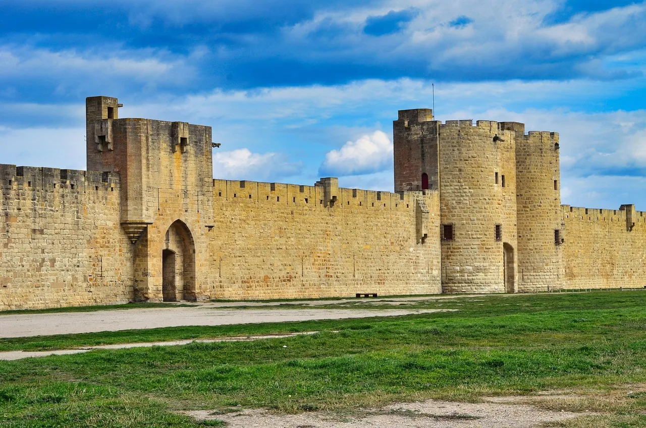 La mort de Quentin Deranque : Dominique de Villepin craint que la diabolisation de LFI légitime une prise de pouvoir identitaire