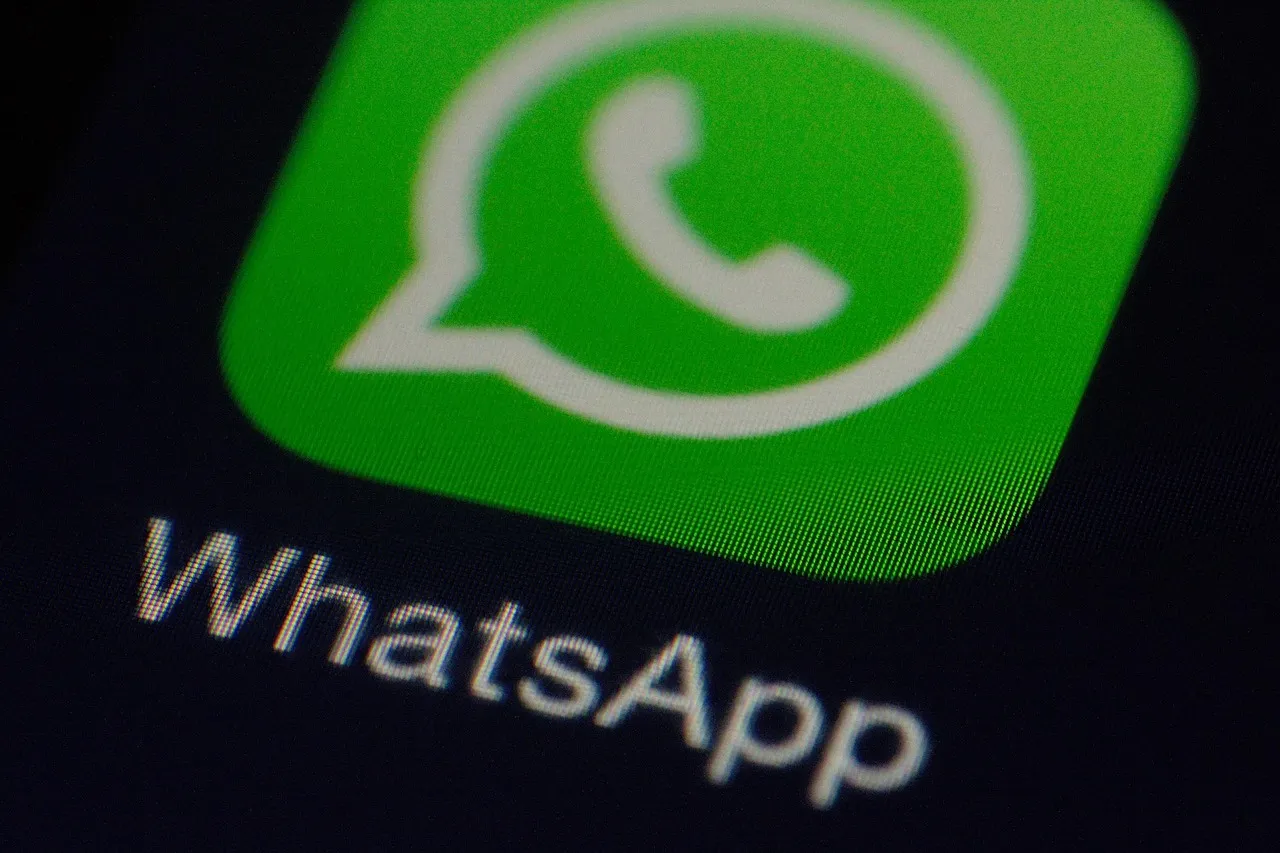 La Russie tente de museler WhatsApp : et si on parlait de censure numérique ?