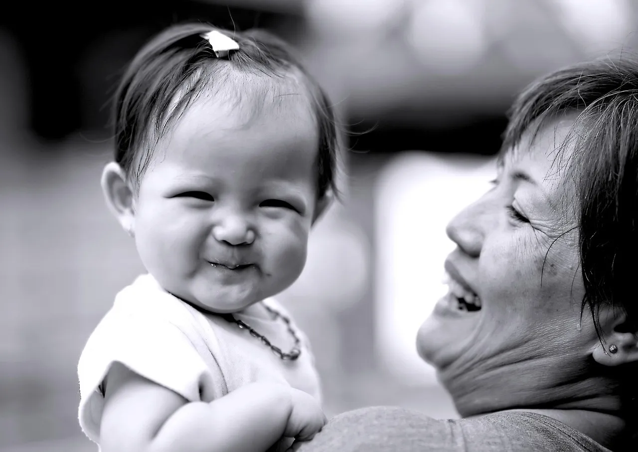 L'activité cérébrale des grands-mères face à leurs petits-enfants intrigue les scientifiques
