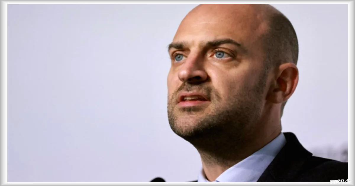 L'Algérie convoque le chargé d'affaires français pour protester contre la détention provisoire prolongée d'un agent consulaire : les tensions persistent