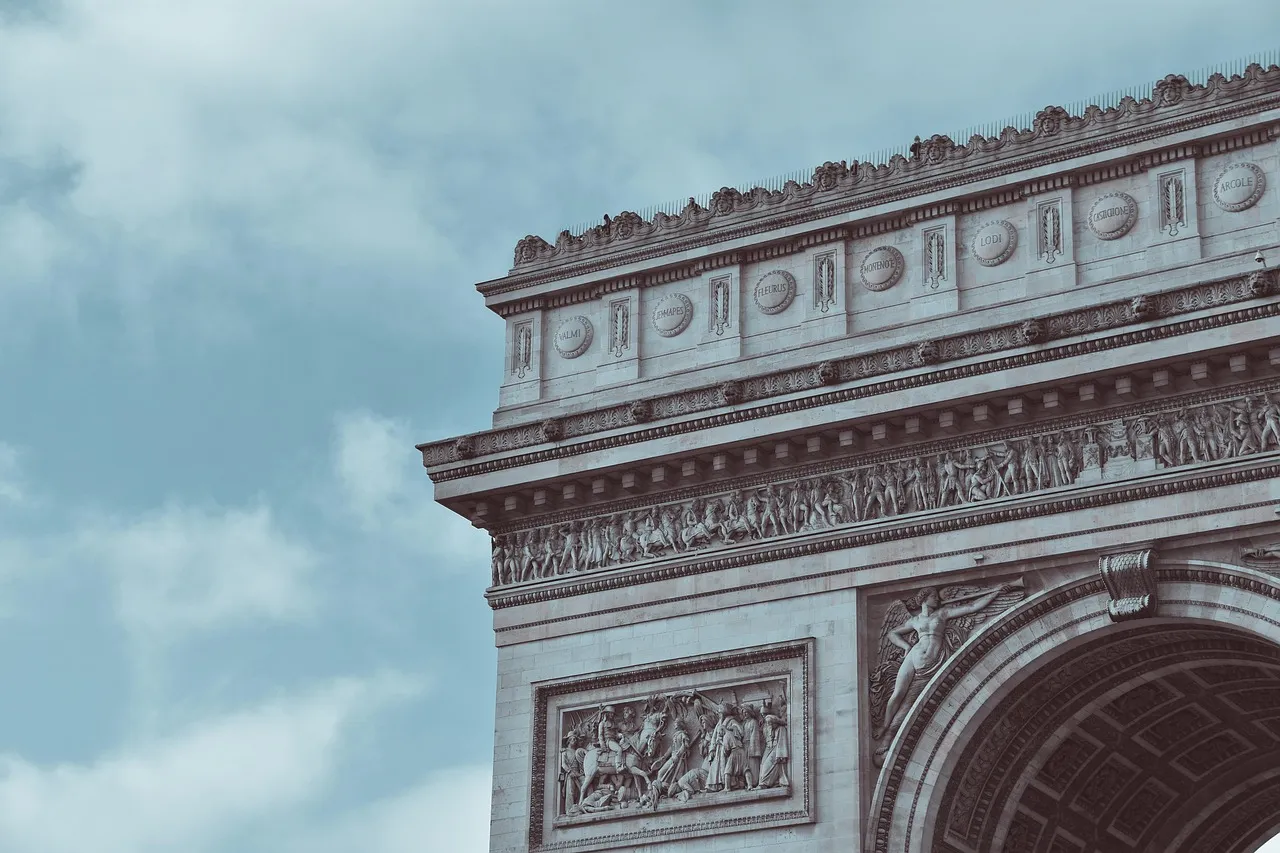 L'assaillant de l'Arc de Triomphe : un homme sous surveillance judiciaire