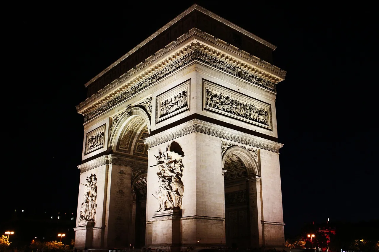 L'attaque au couteau de l'Arc de Triomphe met en lumière les défis de la surveillance des individus radicalisés après leur libération