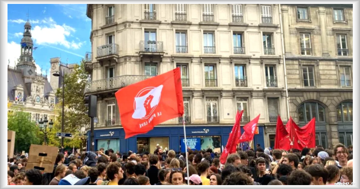 Le collectif « Le Poing levé » : une force montante dans les manifestations étudiantes