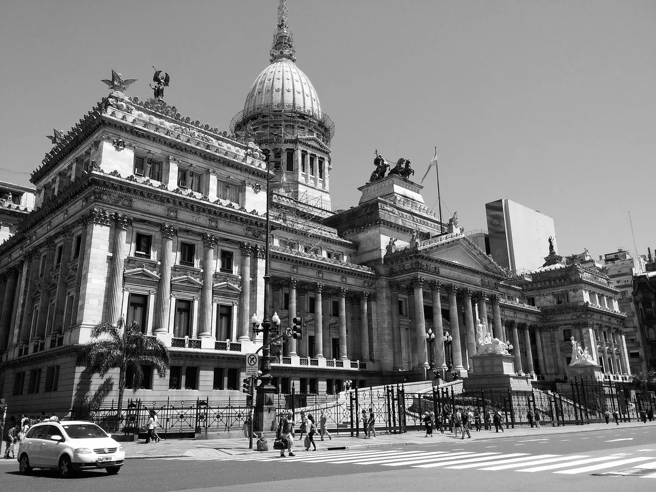 Le député Charles Alloncle photographié avec sa collaboratrice parlementaire : la présidente de l’Assemblée nationale saisit le déontologue