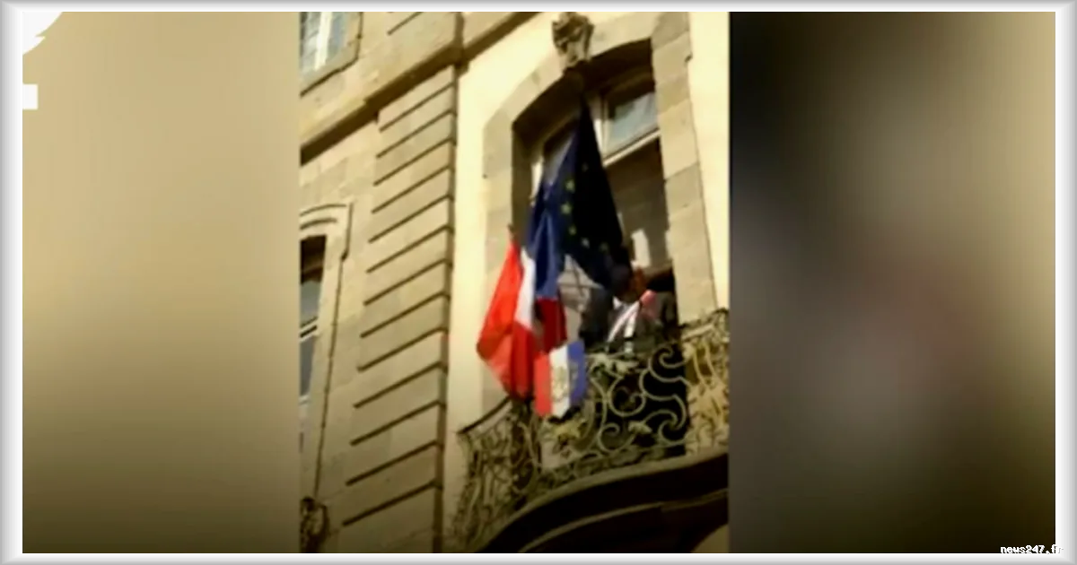 Le maire de Carcassonne retire le drapeau de l'Union européenne de la mairie