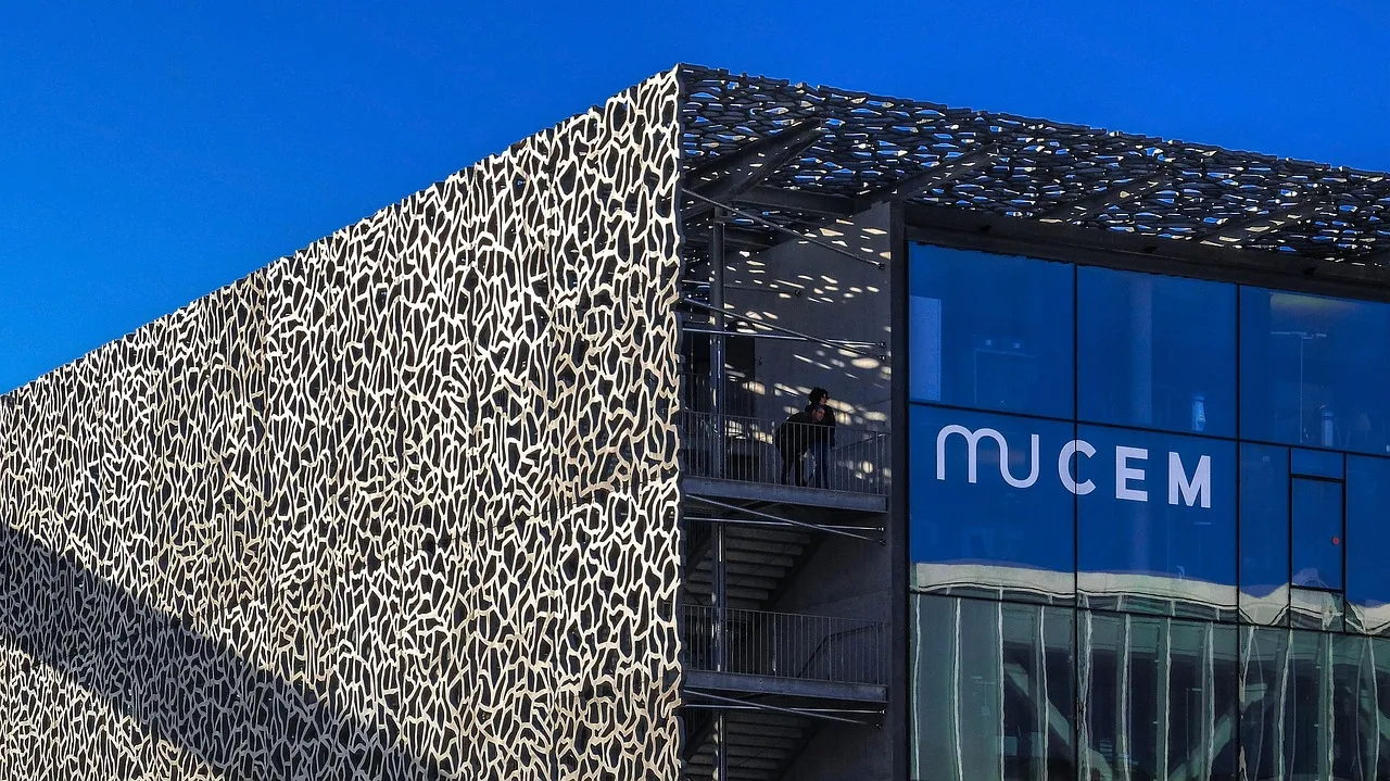Le Mucem consacre une rétrospective à Mossi Traoré, styliste engagé et fondateur d'une école de haute couture