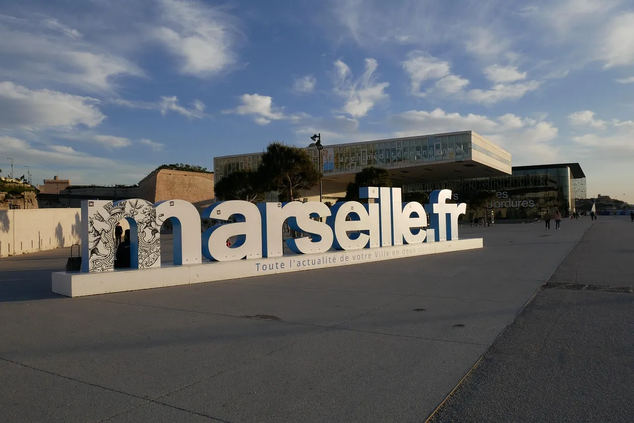Le Mucem consacre une rétrospective à Mossi Traoré, styliste engagé et fondateur d'une école de haute couture