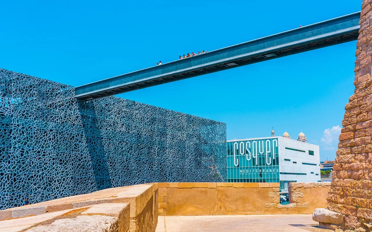 Le Mucem consacre une rétrospective à Mossi Traoré, styliste engagé et fondateur d'une école de haute couture