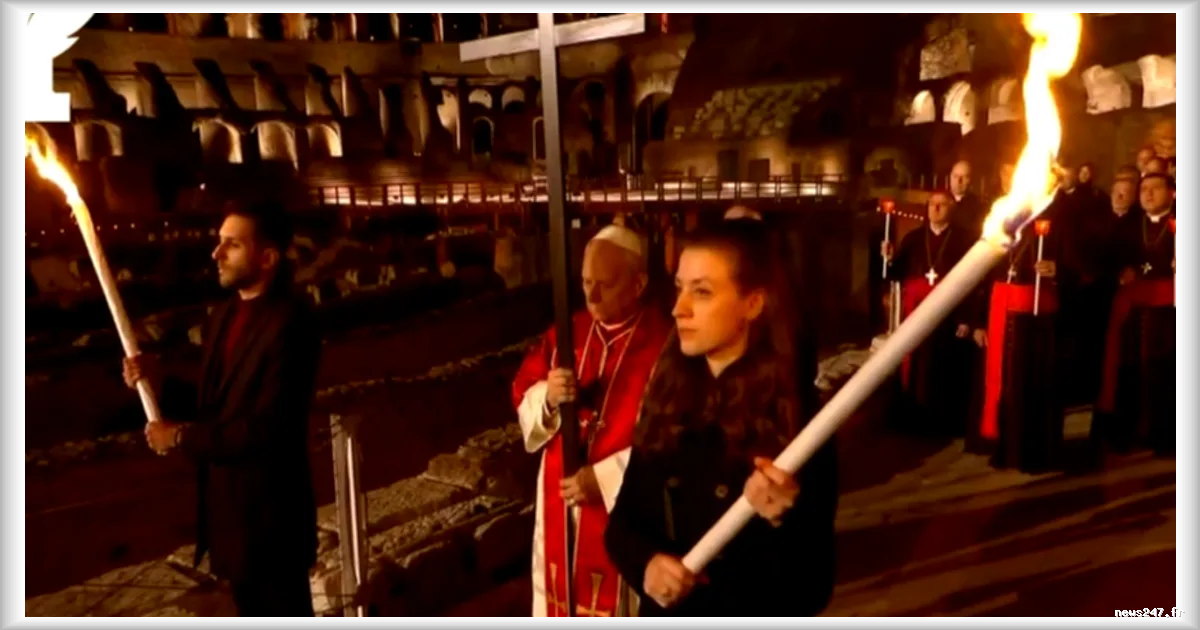 Le pape Léon XIV porte la croix au Colisée de Rome lors du Chemin de Croix
