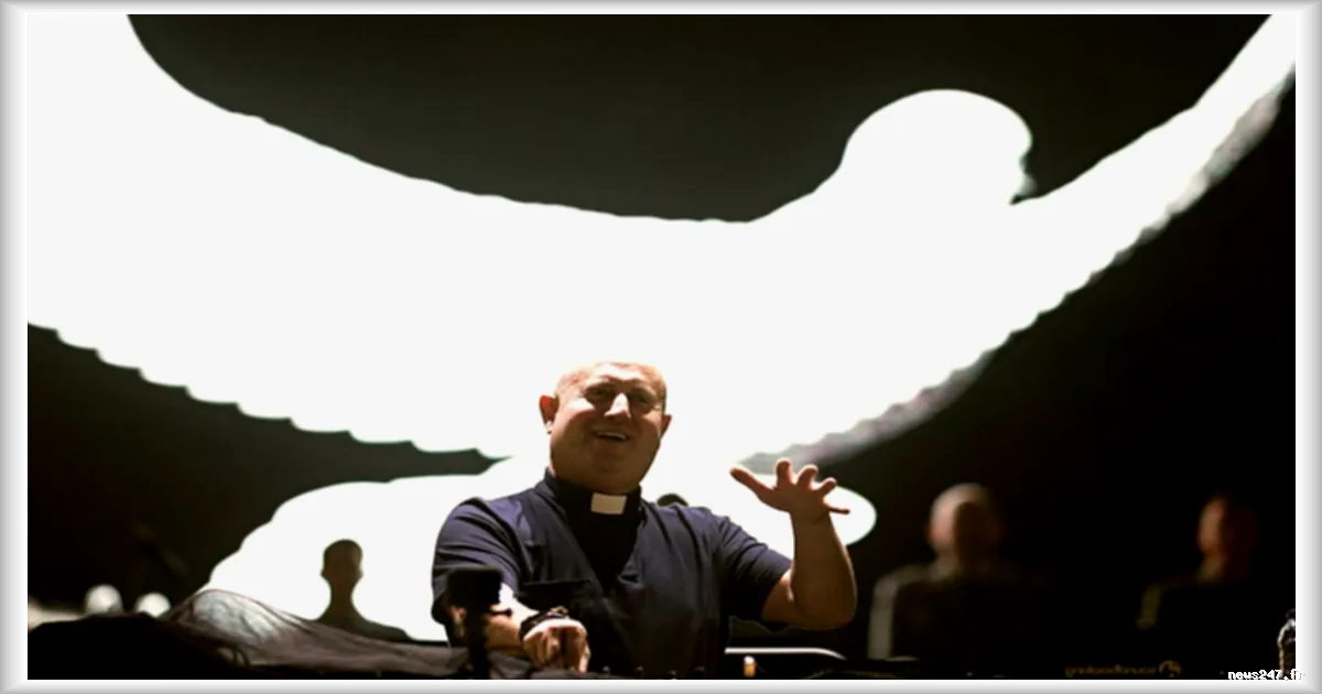 Le père Guilherme, DJ portugais, électrise la Plaza de Mayo avec un hommage au pape François devant 120 000 personnes