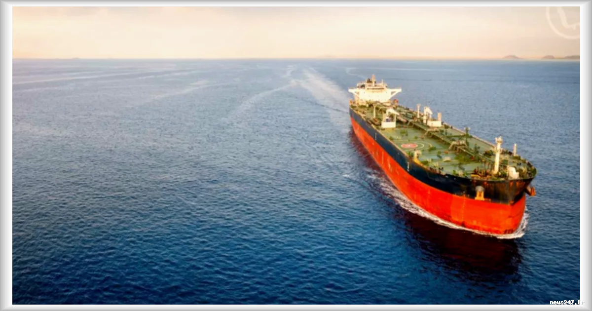 Le pétrole sous pression : attaques à Ormuz, barils débloqués et aides au carburant