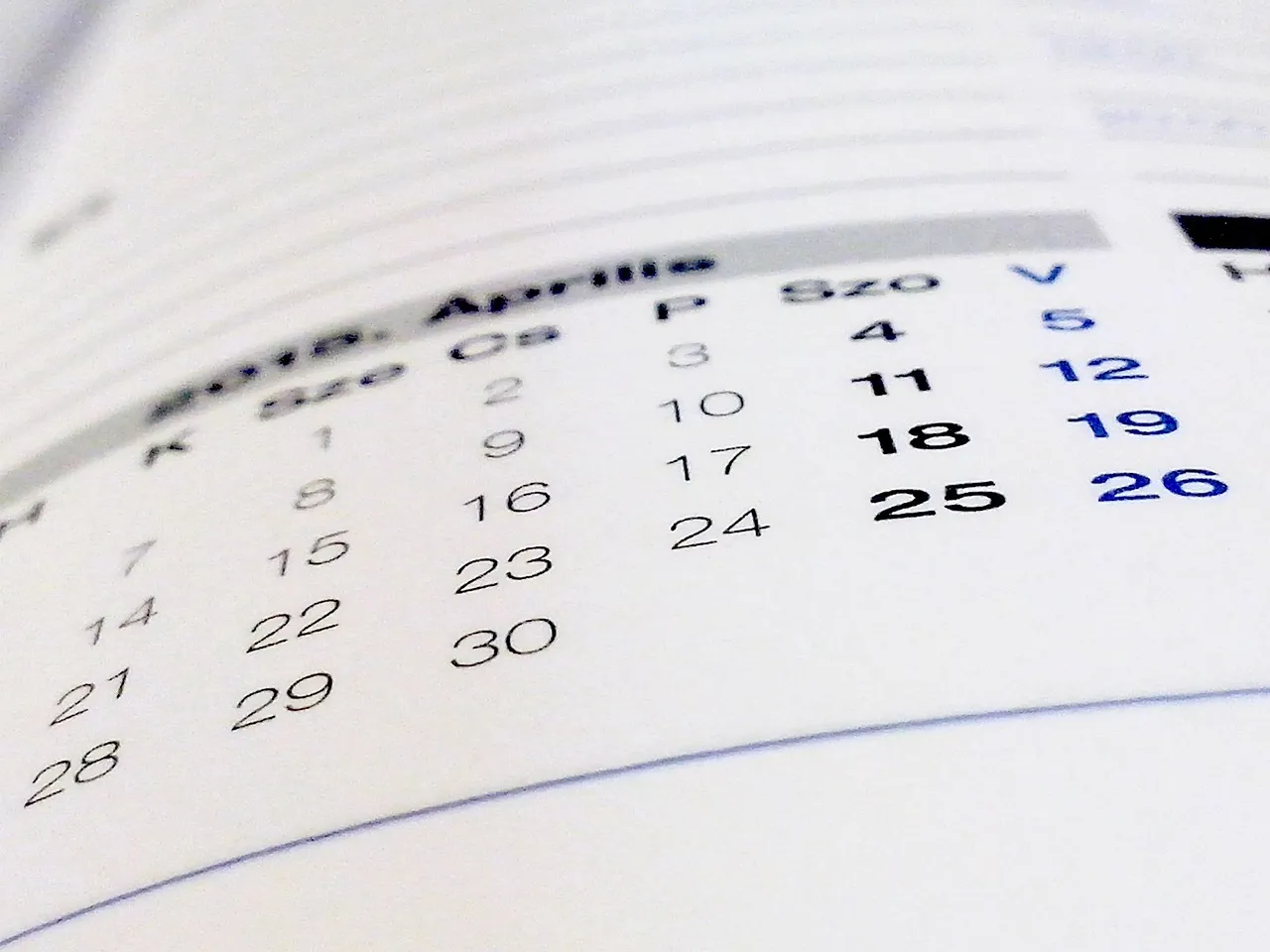 Le «prêtre sexy» du calendrier controversé avoue être un steward de 39 ans